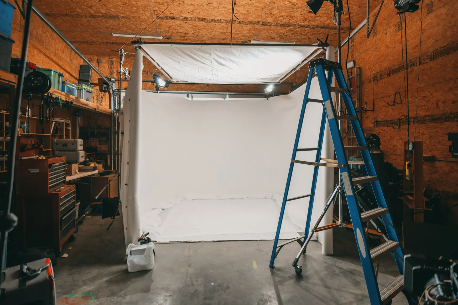 HBS_6287_LABOR XII Breathe The White room built by Hamil Bros Studios for the LABOR XII Breathe Music Video